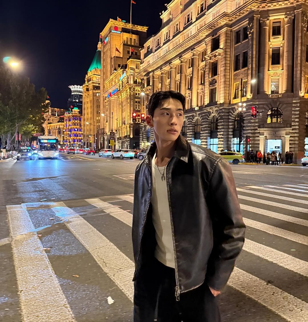 Photo by 홍버즈 on November 17, 2025. May be an image of duffle coat, overcoat and text.