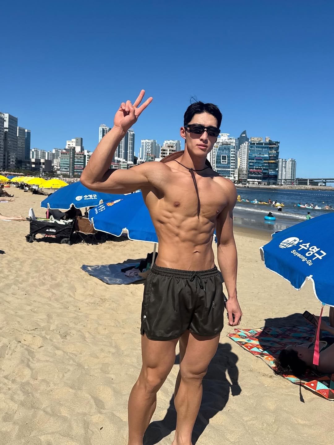 Photo by 홍버즈 on July 27, 2025. May be an image of 1 person, body building, ocean, beach and text.