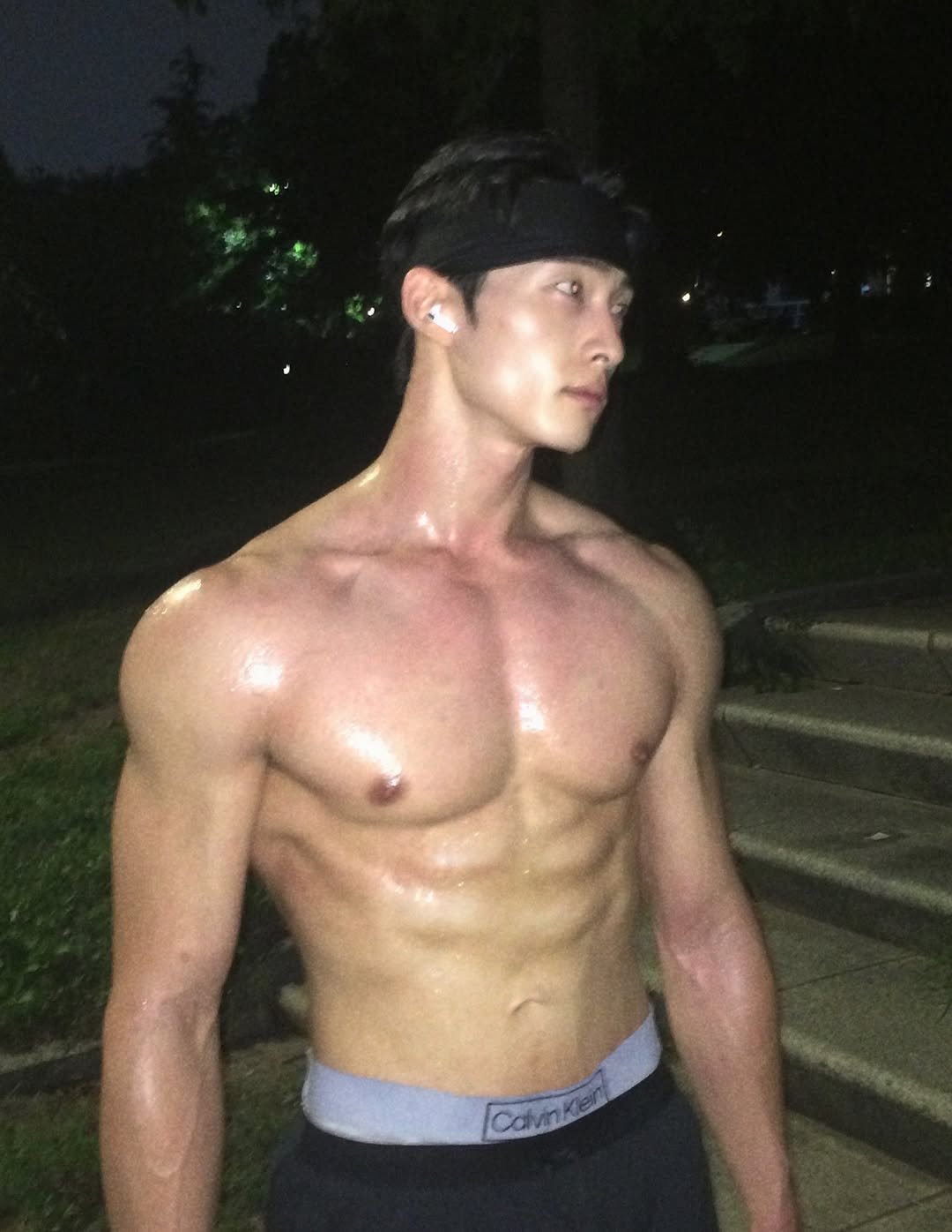 Photo by 홍버즈 on June 29, 2025. May be an image of 1 person, biceps, body building, sweat band and text.