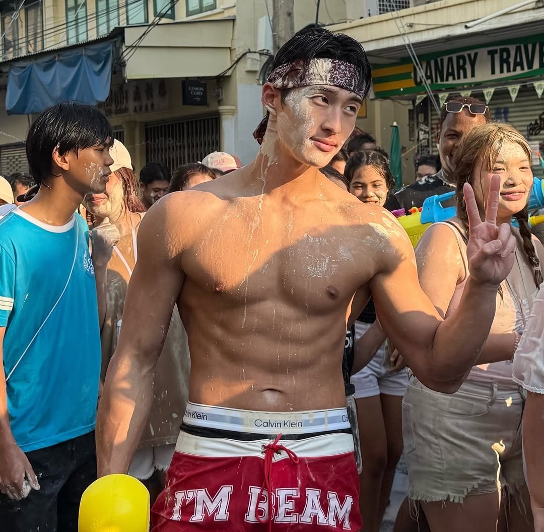Photo by 홍버즈 on April 15, 2026. May be an image of ‎one or more people, crowd and ‎text that says '‎חשמ cklein CalvinKlein Calvin lein IM BEAM‎'‎‎.