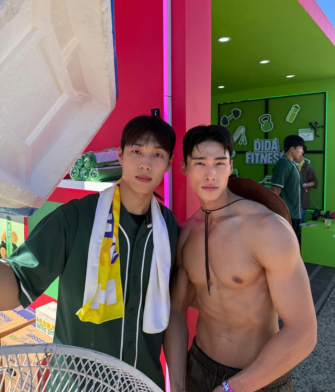 Photo shared by 홍버즈 on July 29, 2025 tagging @kimmalsseong. May be an image of 2 people, biceps and text that says 'DIDA FITNES 1O'.