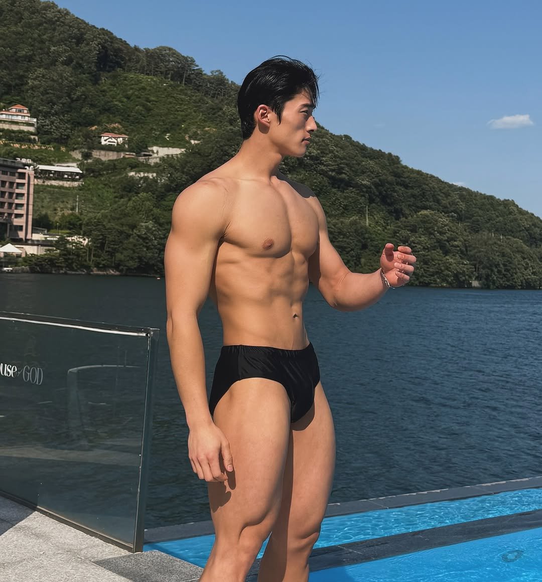 Photo by 홍버즈 on June 11, 2025. May be an image of one or more people, biceps, people bodybuilding, outdoors and text.