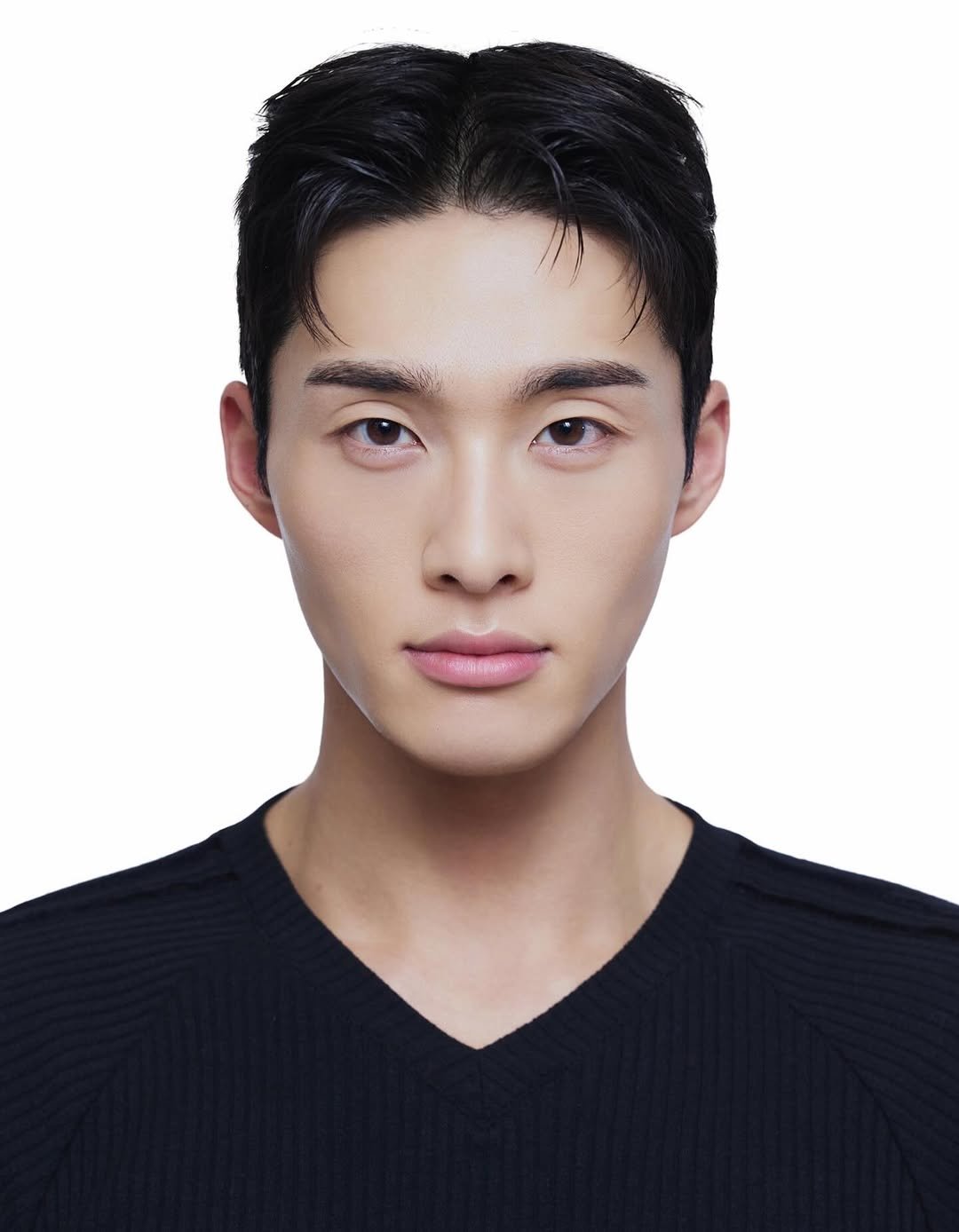 Photo shared by 홍버즈 on November 23, 2025 tagging @hush__studio. May be an image of one or more people, makeup, hair and text.