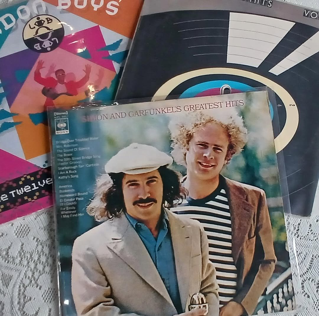 Photo by 홍두깨책방 & 카페 on October 10, 2025. May be an image of record player, record and stereo.