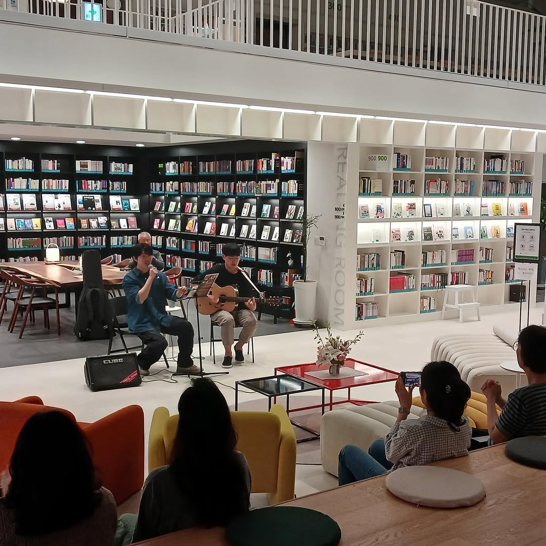 hongdoo_books 게시물 이미지: 비오는 날, 흥천도서관(@hclib2023 )에서 열린
독서동아리를 위한 버스킹...