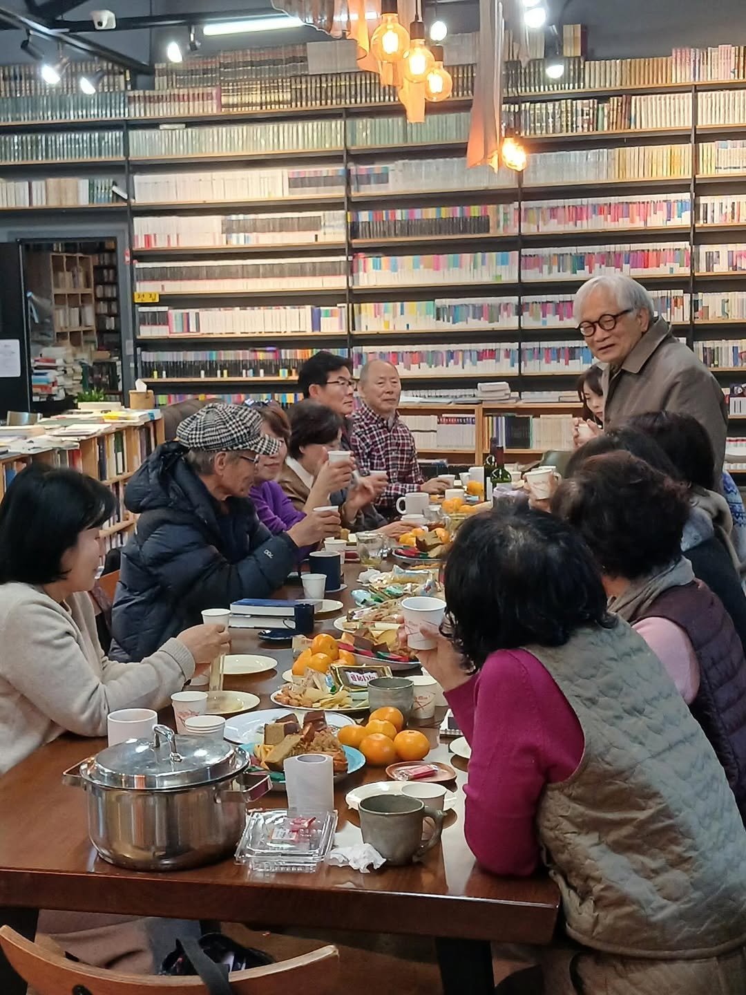 Photo by 홍두깨책방 & 카페 on December 04, 2025. May be an image of one or more people, tea and text.