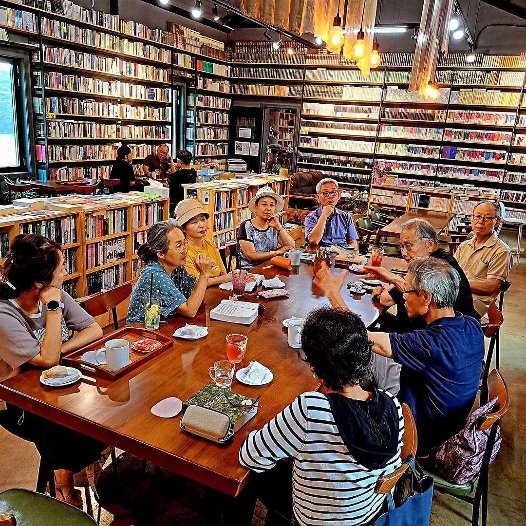 Photo by 홍두깨책방 & 카페 on August 02, 2024.