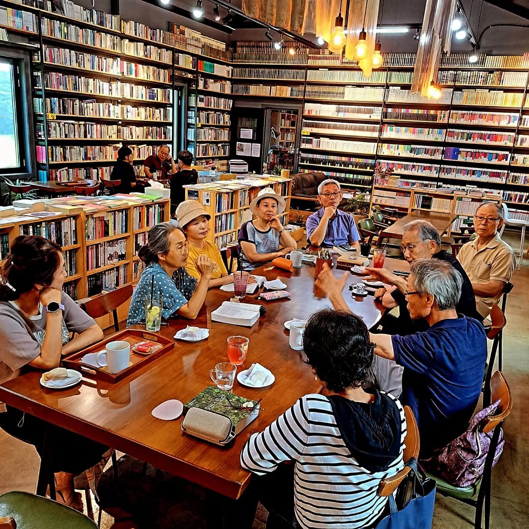 Photo by 홍두깨책방 & 카페 on August 02, 2024.