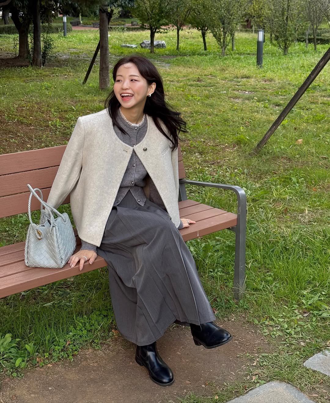 Photo by 히찌 | 홍조이 | 직장인 출근룩 코디👔 on October 29, 2025. May be an image of duffle coat, overcoat, turtleneck, parka, outdoors and text.