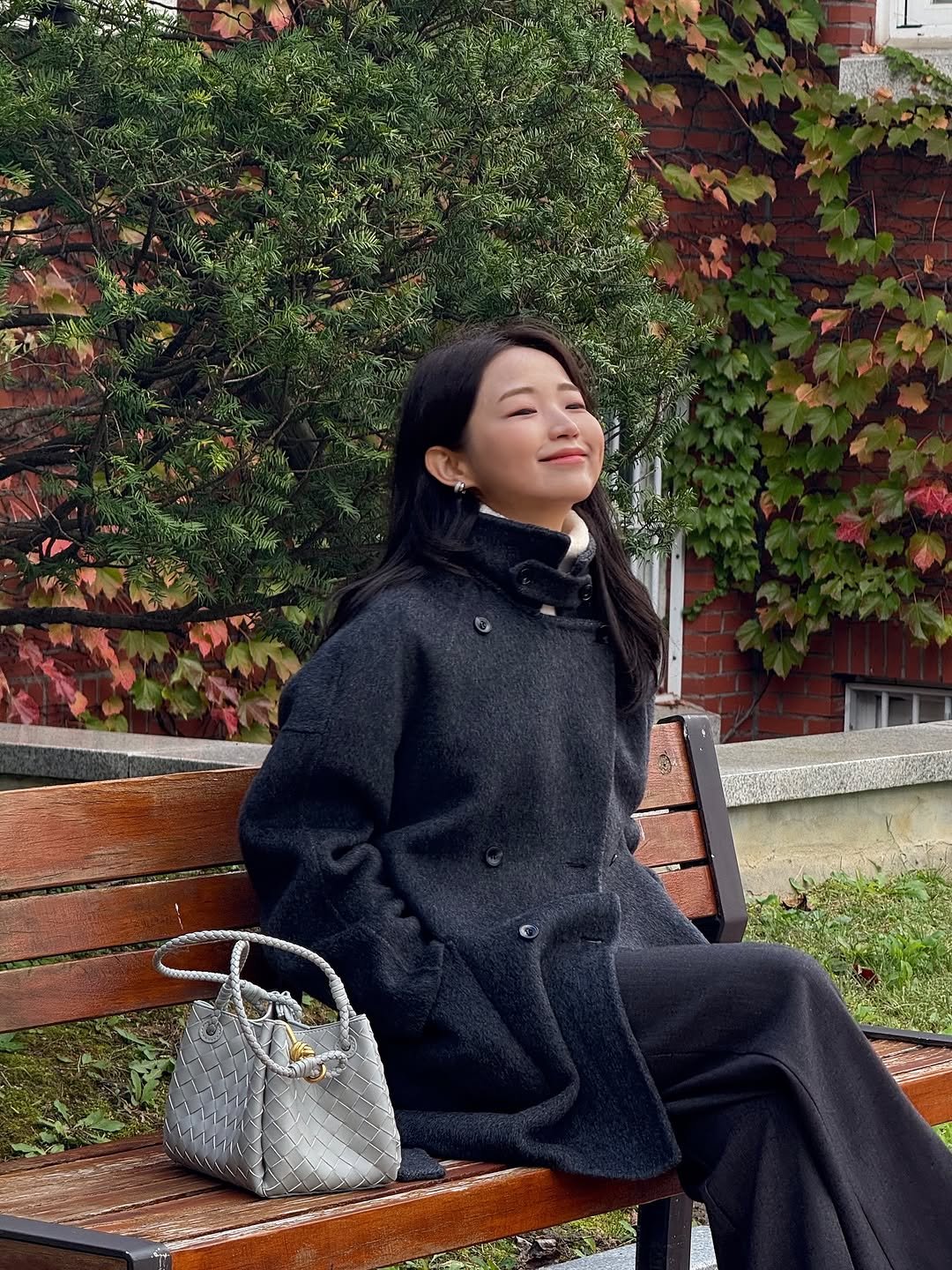 Photo by 히찌 | 홍조이 | 직장인 출근룩 코디👔 on October 29, 2025. May be an image of duffle coat, overcoat, goosedown coat, parka, turtleneck, ivy and text.