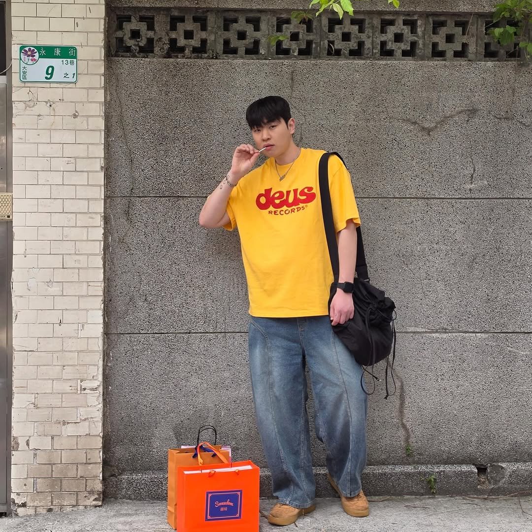 hooignite 게시물 이미지: 담배 아니고 사탕임 🍭 주머니에 있는거 다 주셈
不是香菸 是糖果
It’s not a...