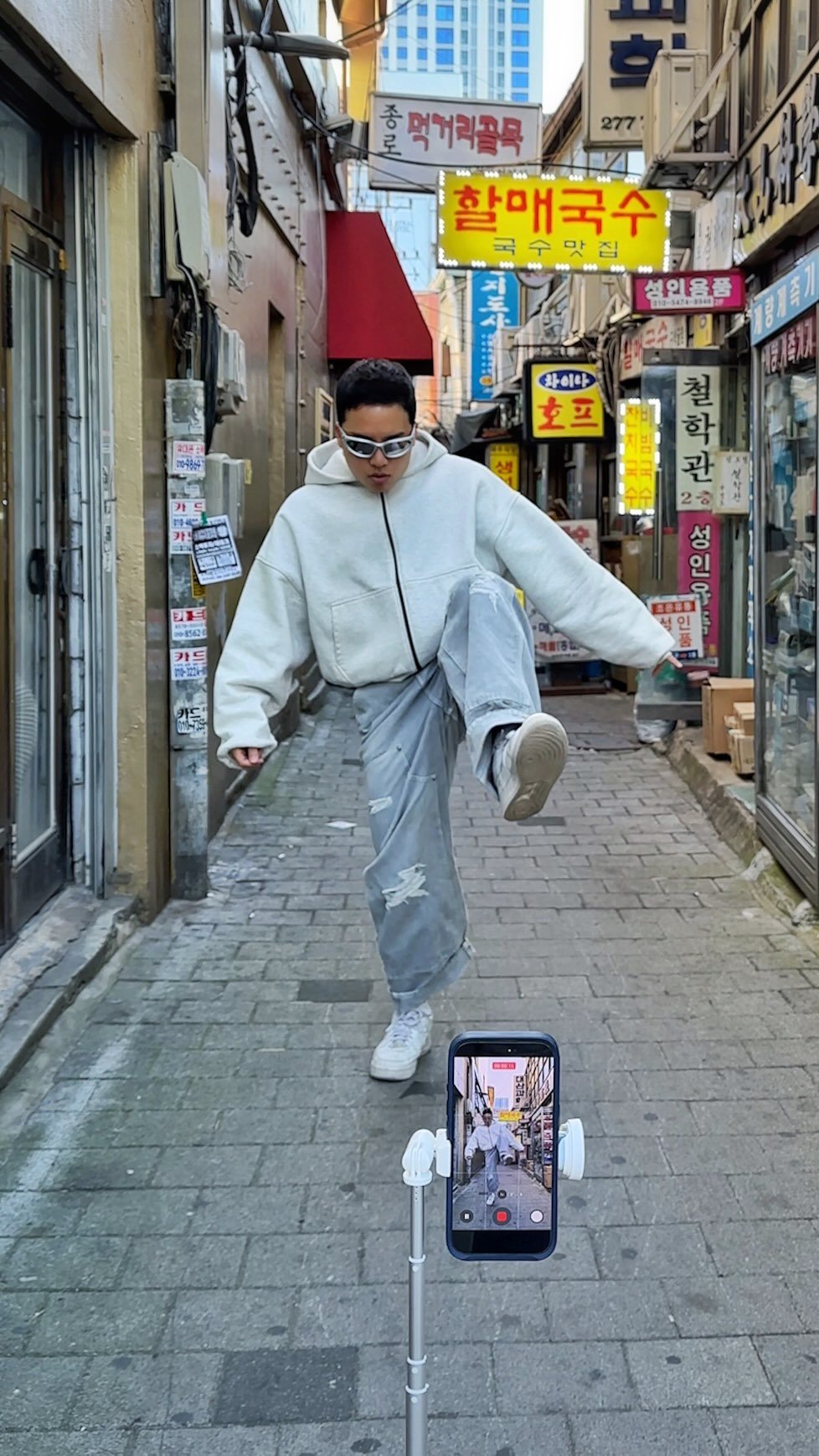 hoon2trip 게시물 이미지: 👟너에게로 다가가는 중…

👀요즘 유행하는 튀어나오는 영상 이렇게 만듦✨

📌...