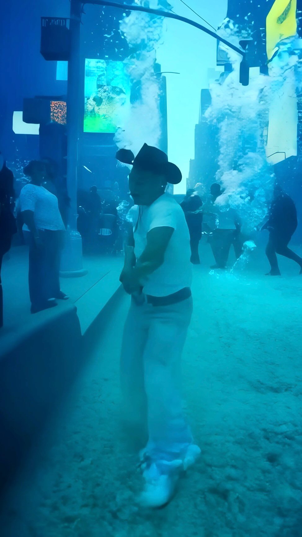 hoon2trip 게시물 이미지: 8번만 똑같이 추면 되는데?🤭

📍Times Square, NYC
#AI #Runway