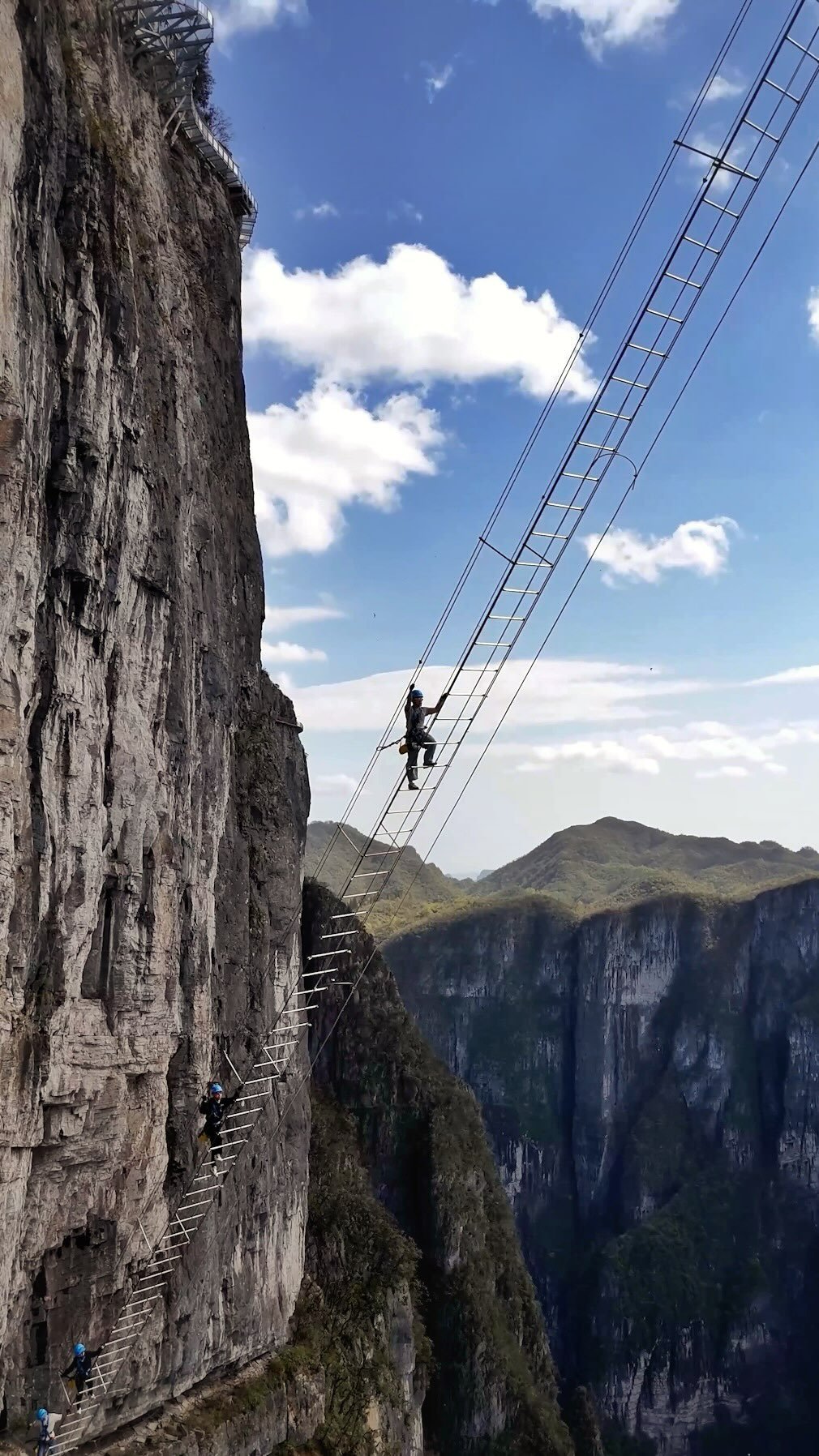 hoon2trip 게시물 이미지: Lito 1 안 챙겼을 때 VS 챙겼을 때

🙋🏽‍♂️ 여행가서 ‘그 장면’ 찍고...