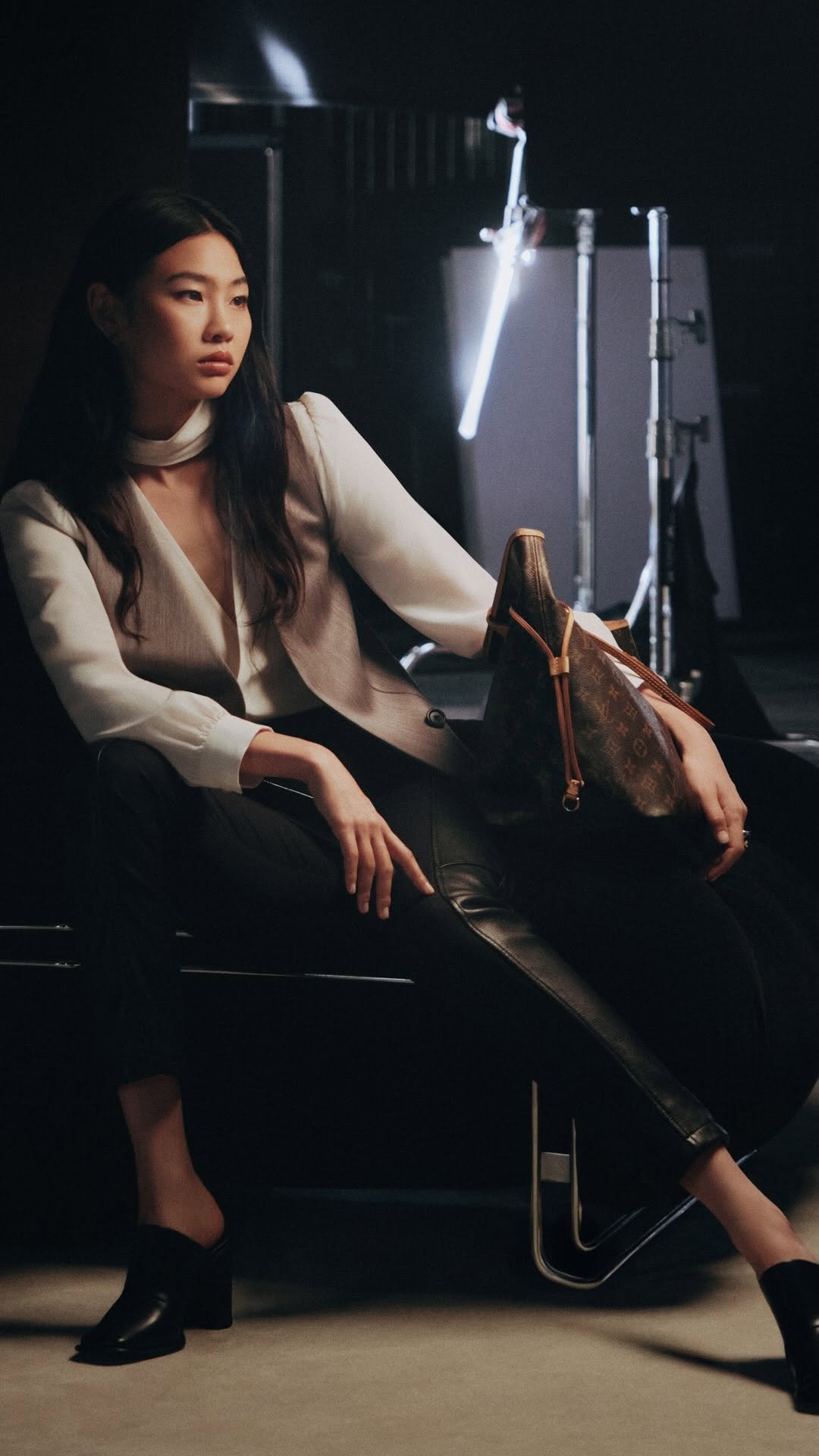 hoooooyeony 게시물 이미지: Le Neverfull. With the Neverfull bag at her...