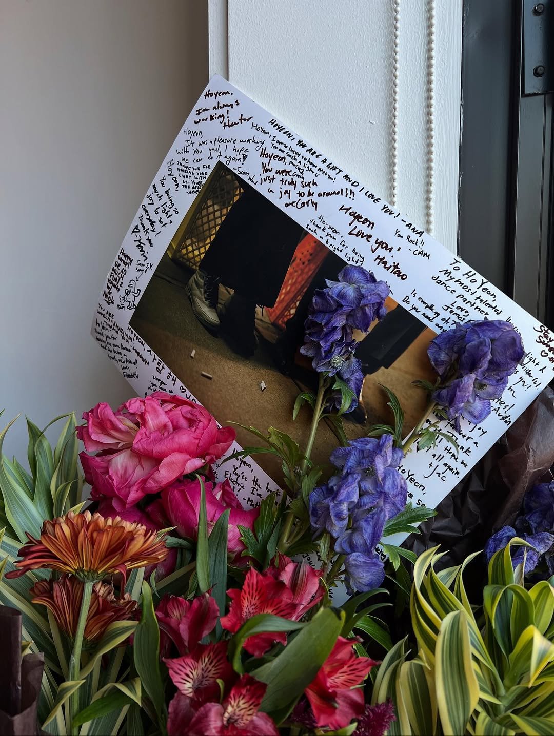 Photo by Hoyeon on November 07, 2025. May be an image of bouquet, flower arrangement, picture frame, flower, carnation and text.