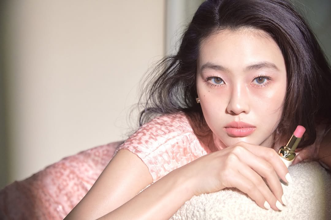 Photo by Hoyeon on February 19, 2026. May be an image of one or more people, hair, makeup, lipstick and text.