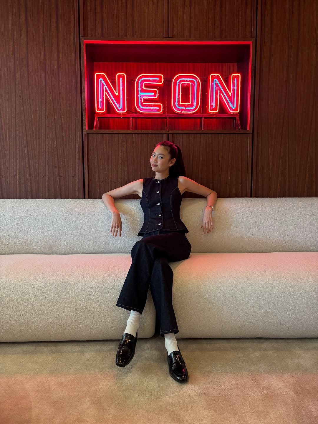 hoooooyeony 게시물 이미지: In the NEON glow. Office visit from HOPE star...