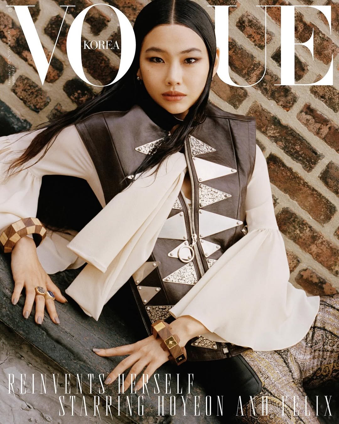 Photo shared by VOGUE KOREA on November 13, 2025 tagging @louisvuitton, and @hoooooyeony. May be an image of magazine and text that says 'KOREA KOREA LE REINTENTS IERSELF STARRING HOYEON MTHLIX'.