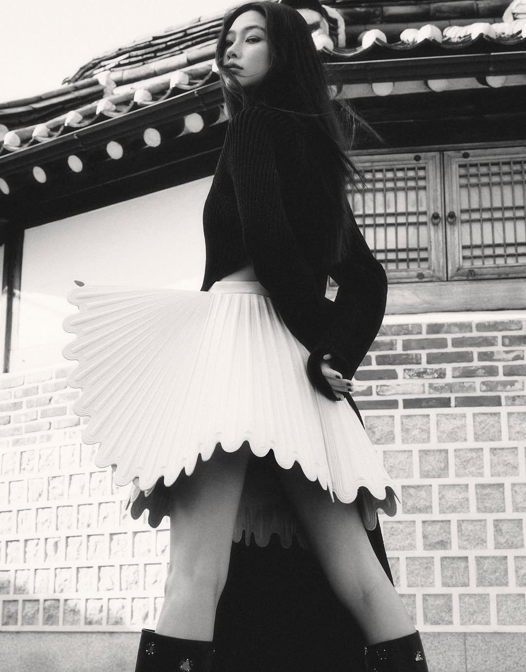 Photo shared by Hoyeon on January 03, 2026 tagging @aeriyun, @songgge, @hh3116, and @leeseonyeong__.