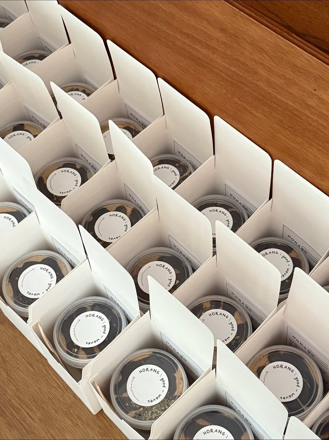 Photo shared by 수원 카페 | 호랑 : 좋을 호, 물결 랑 on September 17, 2025 tagging @horang.goodwaves. May be an image of napkin ring, fragrance, box, hamper, carton and text.