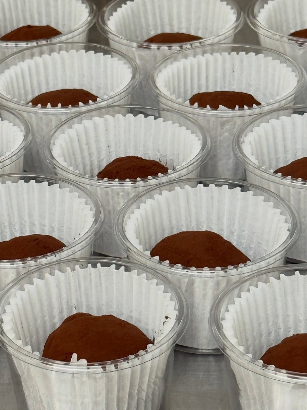 Photo by 수원 카페 | 호랑 : 좋을 호, 물결 랑 in Suwon with @horang.goodwaves. May be an image of cupcake, muffin, fudge and text.