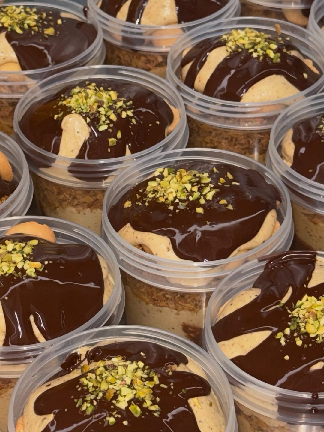 Photo shared by 수원 카페 | 호랑 : 좋을 호, 물결 랑 on August 27, 2025 tagging @horang.goodwaves. May be an image of cake, brownie, tiramisu, fudge, chocolate mousse and text.