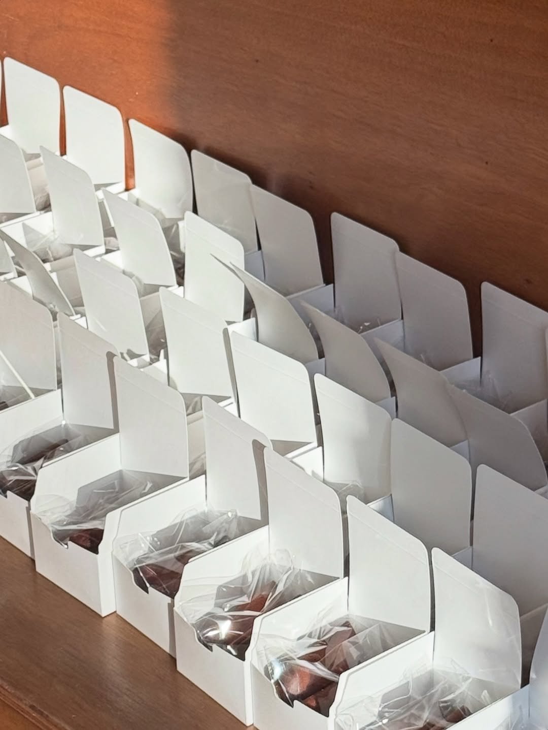 Photo shared by 수원 카페 | 호랑 : 좋을 호, 물결 랑 on January 21, 2026 tagging @horang.goodwaves. May be an image of hamper, carton, box and text.