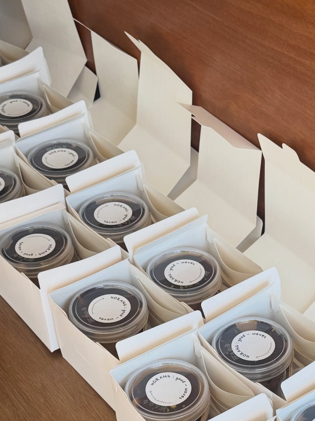 Photo shared by 수원 카페 | 호랑 : 좋을 호, 물결 랑 on February 05, 2026 tagging @horang.goodwaves. May be an image of hamper, preserves, jar and text.