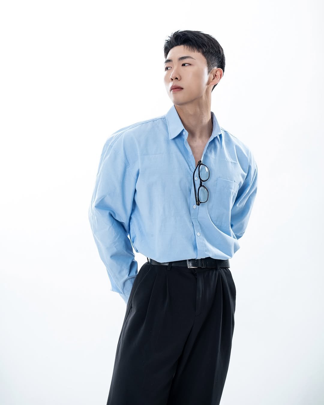 horuragi__ 게시물 이미지: :
𝐏𝐨𝐫𝐭𝐫𝐚𝐢𝐭 𝟏. - 𝐒𝐞𝐮𝐧𝐠𝐡𝐨 𝐊𝐚𝐧𝐠

직업적 요소를 뗀 내 모습은...