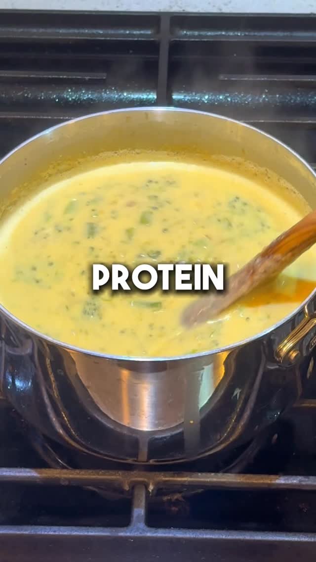 hosseinfitness_ 게시물 이미지: 🔥 HIGH PROTEIN BROCCOLI CHEDDAR SOUP MEAL...