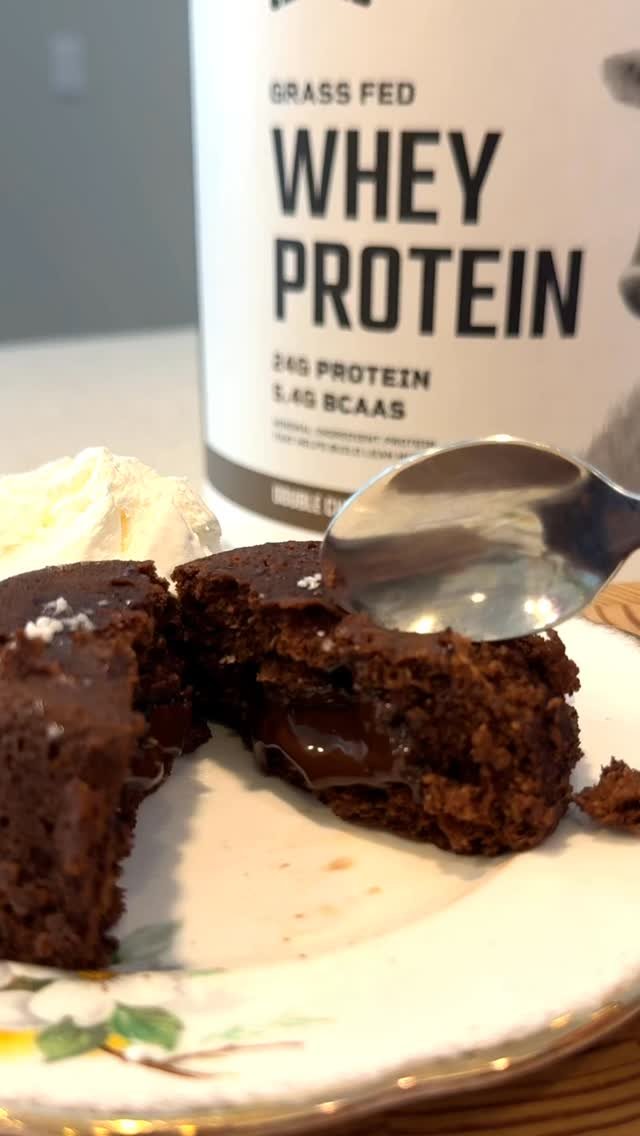 hosseinfitness_ 게시물 이미지: 🍫 LOWEST CAL LAVA CAKE 🍫

#levelsprotein...
