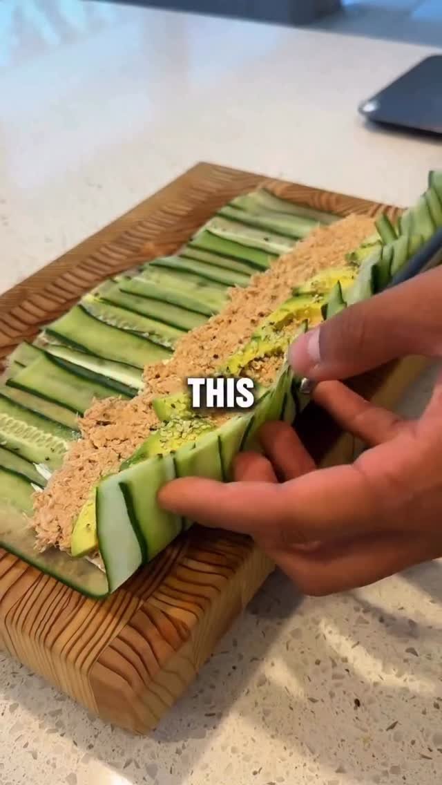 hosseinfitness_ 게시물 이미지: 🍣 TUNA CUCUMBER ROLL 🍣 

INGREDIENTS: 👇🏽

1/2...