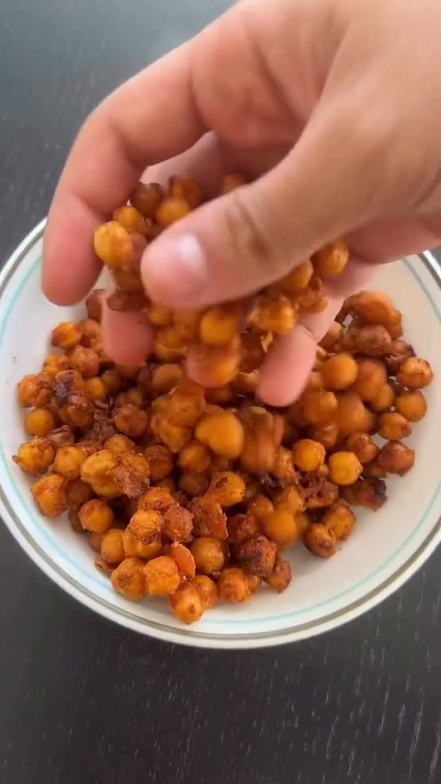 hosseinfitness_ 게시물 이미지: 🚨 SALTY & CRISPY CHICKPEAS 🚨 

📚 More snacks...