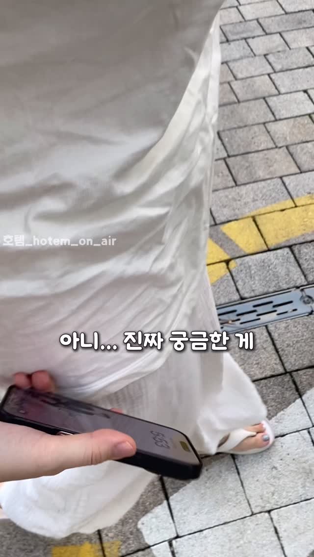 hot_tem_onair 게시물 이미지: 아니 진짜... 주머니 없는 바지 왜 입는 거예요?😭
핸드폰 2개 넣으면 저스틴비버...