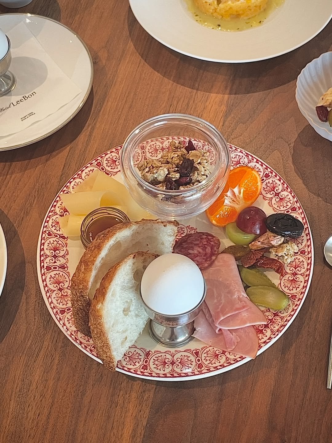 hotel.leebon 게시물 이미지: Make Your ”I Got Up Early“
앞에 놓인 플레이트에 원하는...