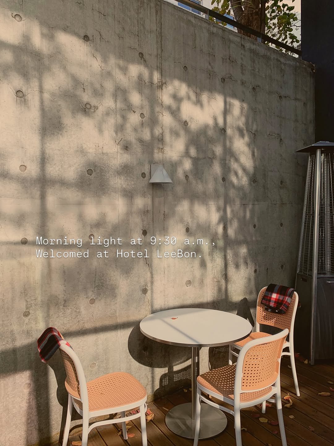 hotel.leebon 게시물 이미지: 오전 9:30, 호텔이본에 내려앉은 아침의 햇살