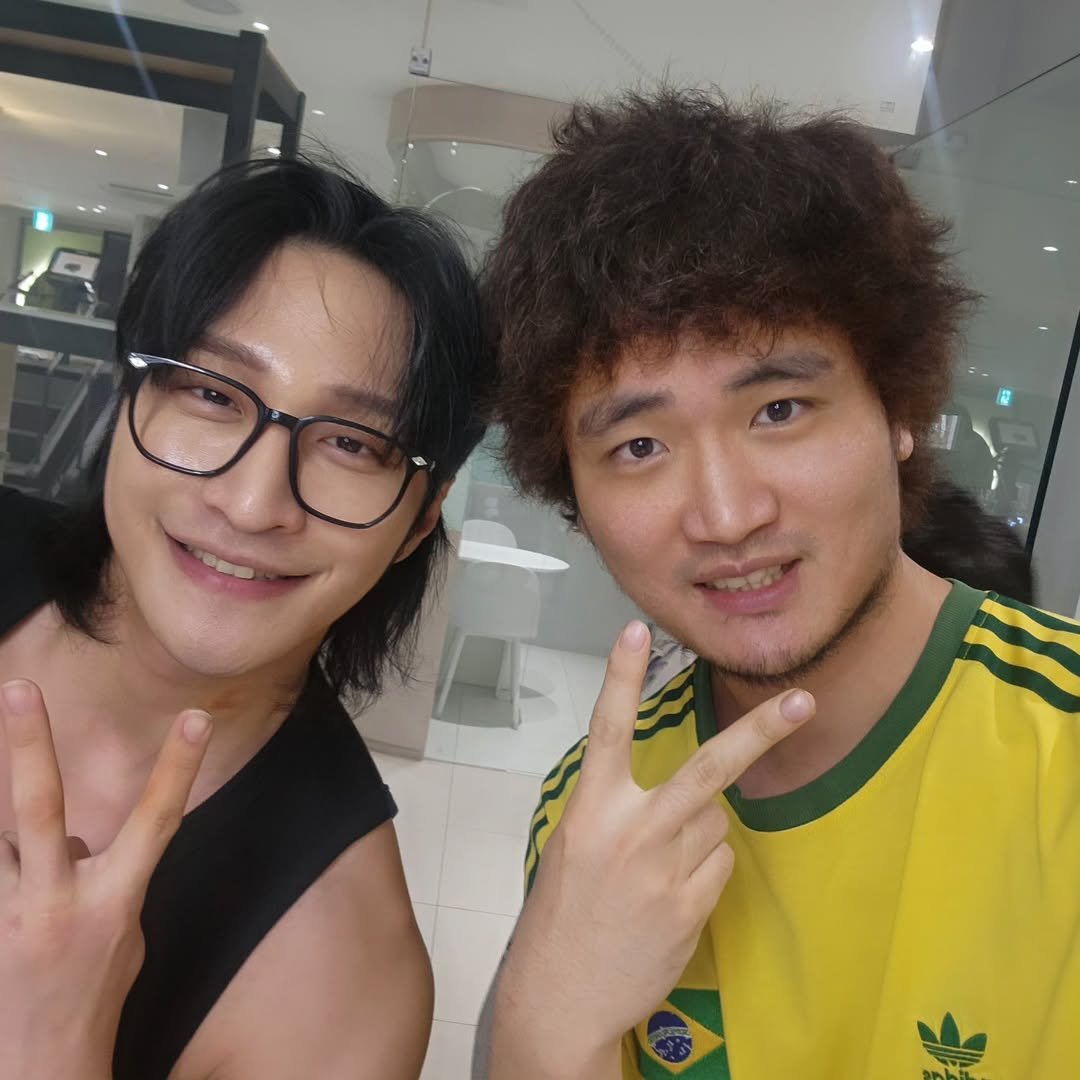Photo by 서성은 on July 30, 2025. May be an image of 2 people, braids, bangs, beard, top and text.