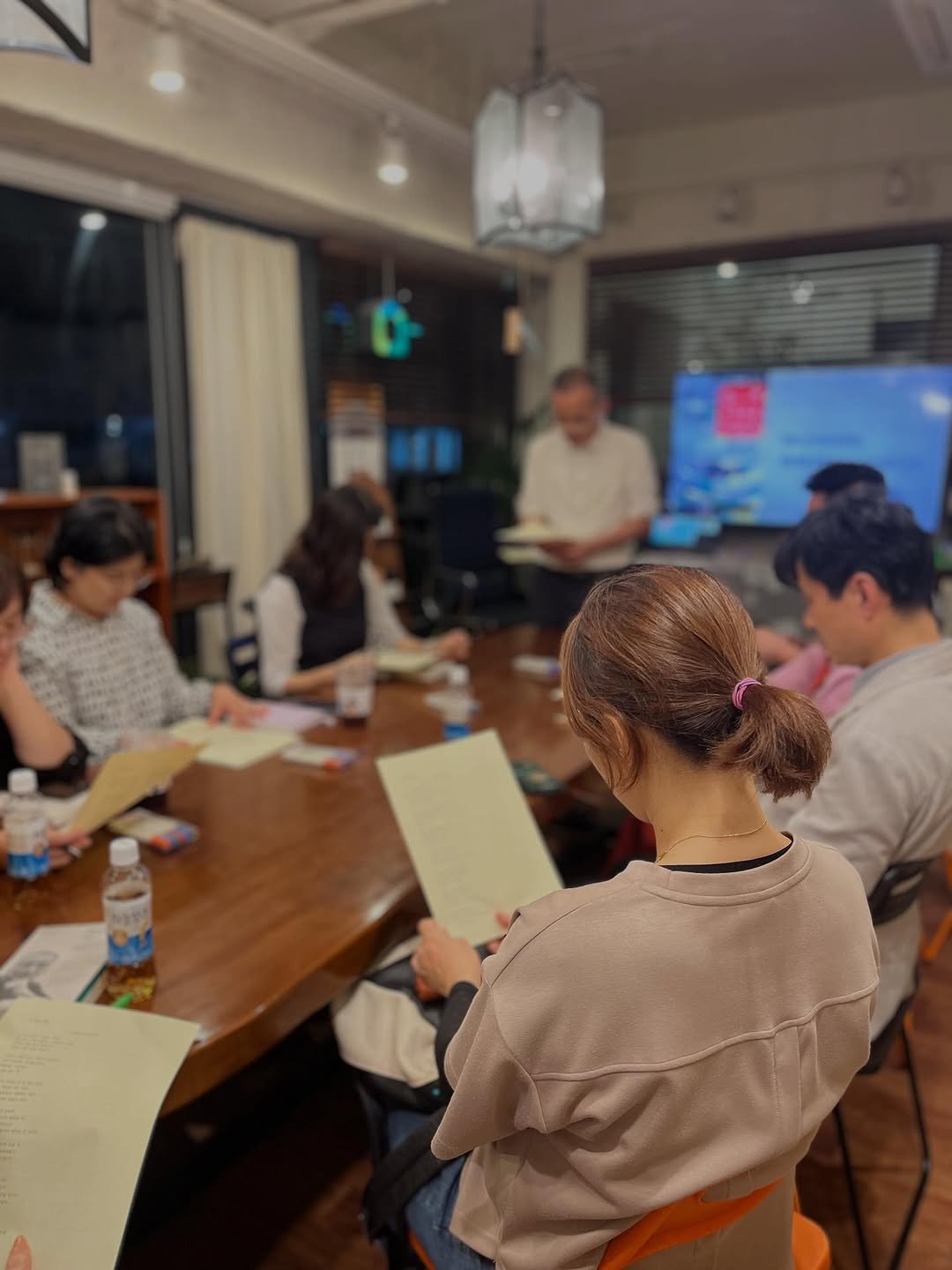 Photo by 책으로 나를 돌보는 집, 서가는 on October 01, 2025. May be an image of 5 people, people studying, table, office and text.