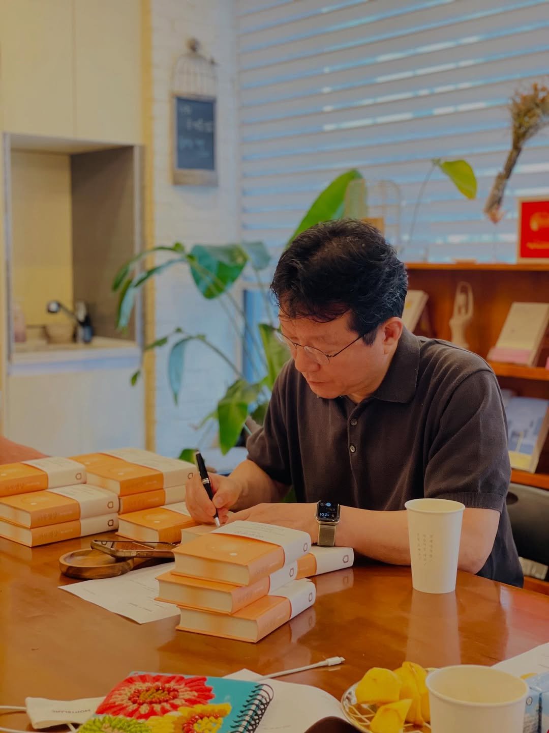 Photo shared by 책으로 나를 돌보는 집, 서가는 on September 26, 2025 tagging @mindinhouse. May be an image of 1 person, studying, childrens toy, chess, book, cornflower and text.