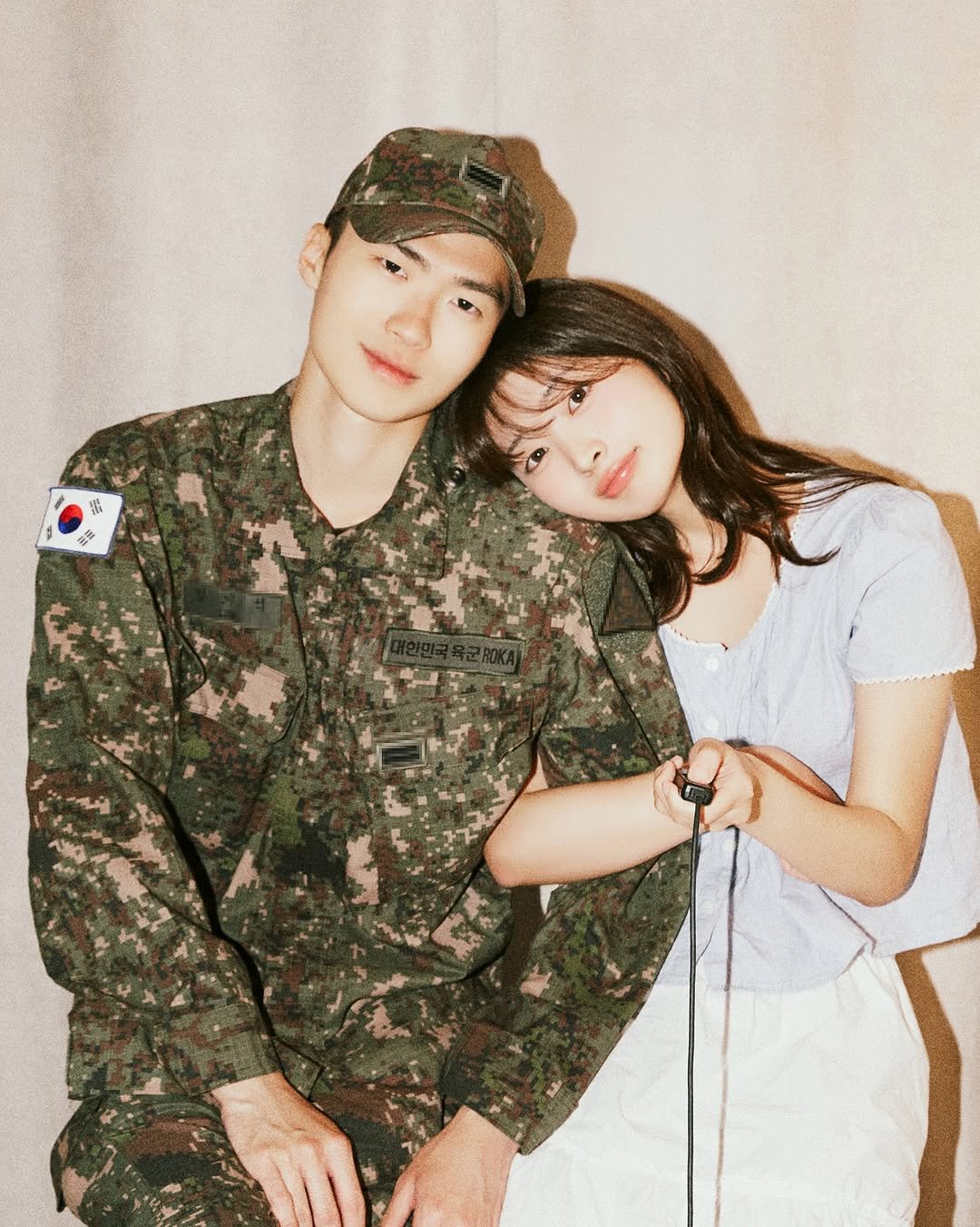 Photo shared by 하우알유두잉 | 잠실셀프사진관 | 홍대셀프사진관 | 성수셀프사진관 | 서울셀프사진관 | 대구셀프사진관 on August 24, 2025 tagging @how.are.you.doing.__. May be an image of 2 people, military uniform and text.