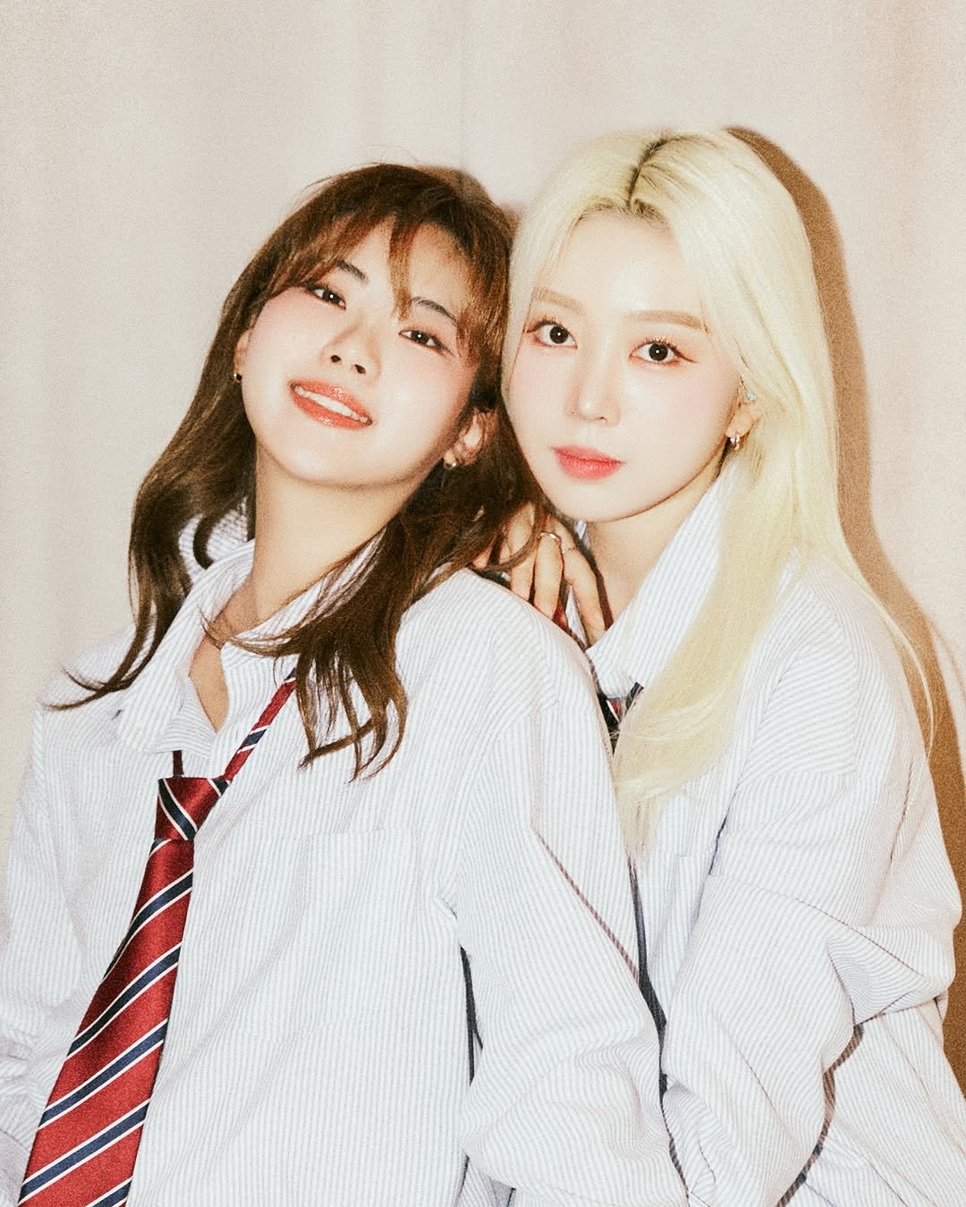 Photo shared by 하우알유두잉 | 잠실셀프사진관 | 홍대셀프사진관 | 성수셀프사진관 | 서울셀프사진관 | 대구셀프사진관 on August 25, 2025 tagging @how.are.you.doing.__. May be an image of 2 people and text.