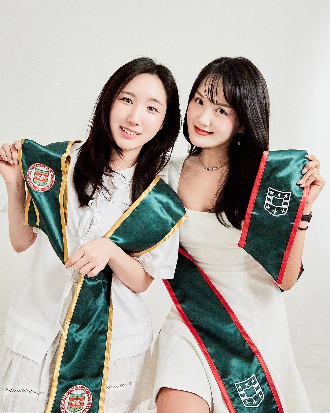 Photo shared by 하우알유두잉 | 잠실셀프사진관 | 홍대셀프사진관 | 성수셀프사진관 | 서울셀프사진관 | 대구셀프사진관 on August 22, 2025 tagging @how.are.you.doing.__. May be an image of 2 people and text.