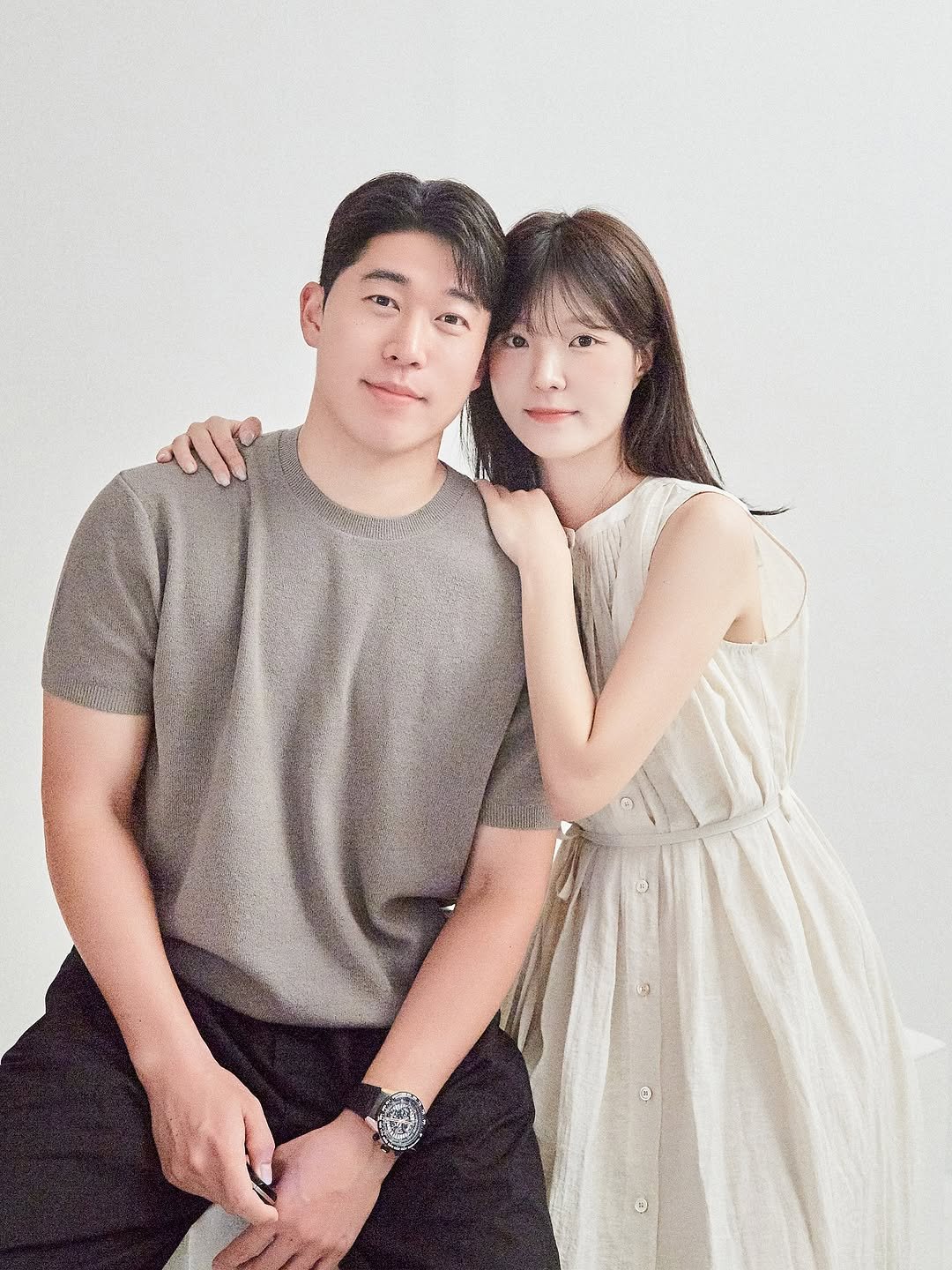Photo shared by 하우알유두잉 | 잠실셀프사진관 | 홍대셀프사진관 | 성수셀프사진관 | 서울셀프사진관 | 대구셀프사진관 on August 20, 2025 tagging @how.are.you.doing.__. May be an image of 2 people, hair and text.