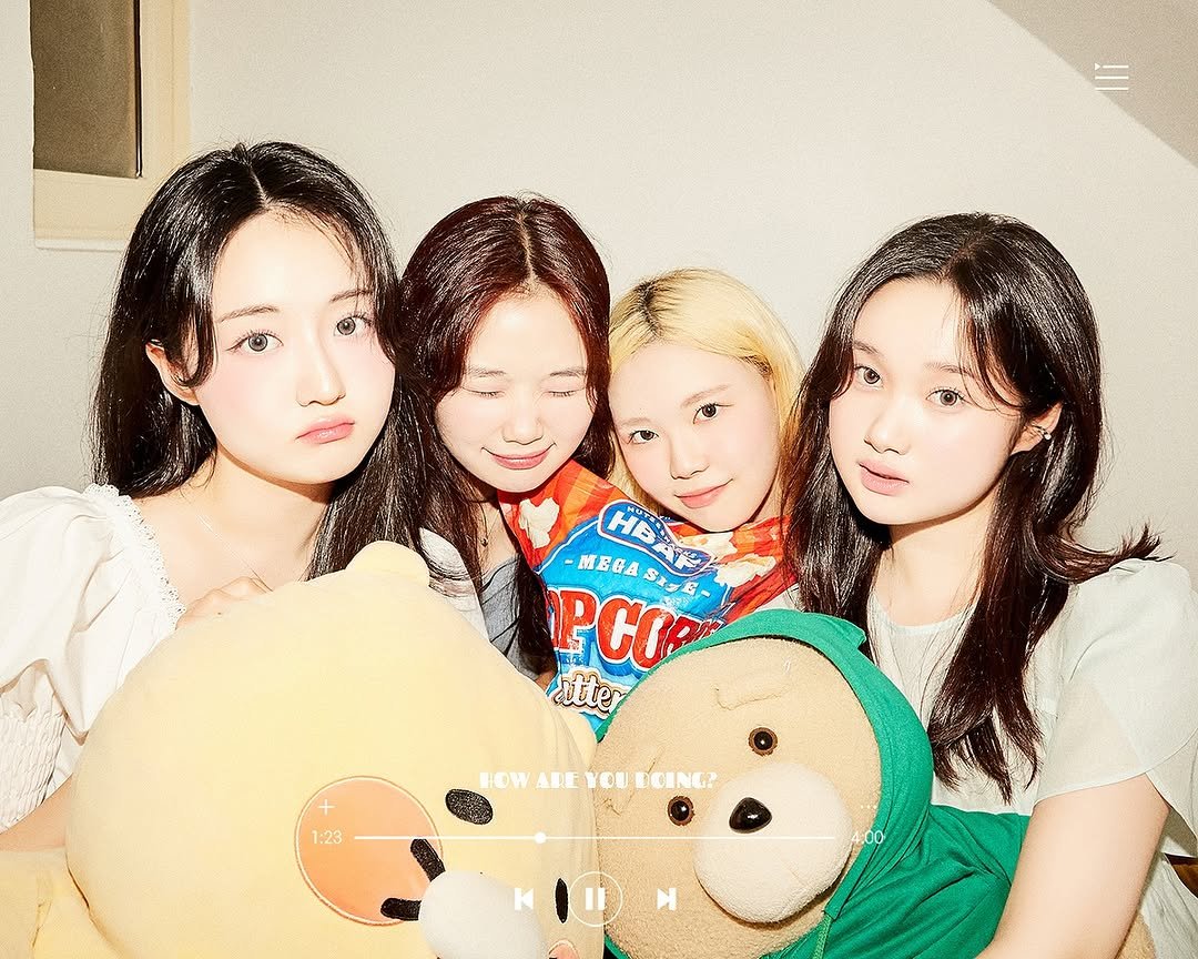 Photo shared by 하우알유두잉 | 잠실셀프사진관 | 홍대셀프사진관 | 성수셀프사진관 | 서울셀프사진관 | 대구셀프사진관 on August 19, 2025 tagging @how.are.you.doing.__. May be an image of 3 people and text that says 'መያያ MΕEA ች HBA OT PCO Sxy atte 1:23 HOW HOWABEYCUECING? ARE YCU AREYCU YCUECING ECING?'.