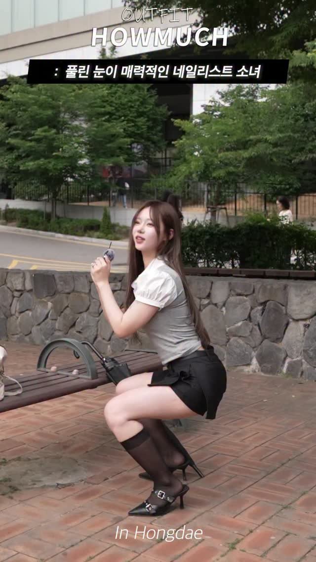 howmuch_official 게시물 이미지: 풀린 눈이 매력적인 네일리스트 소녀. 

하우머치 인스타...