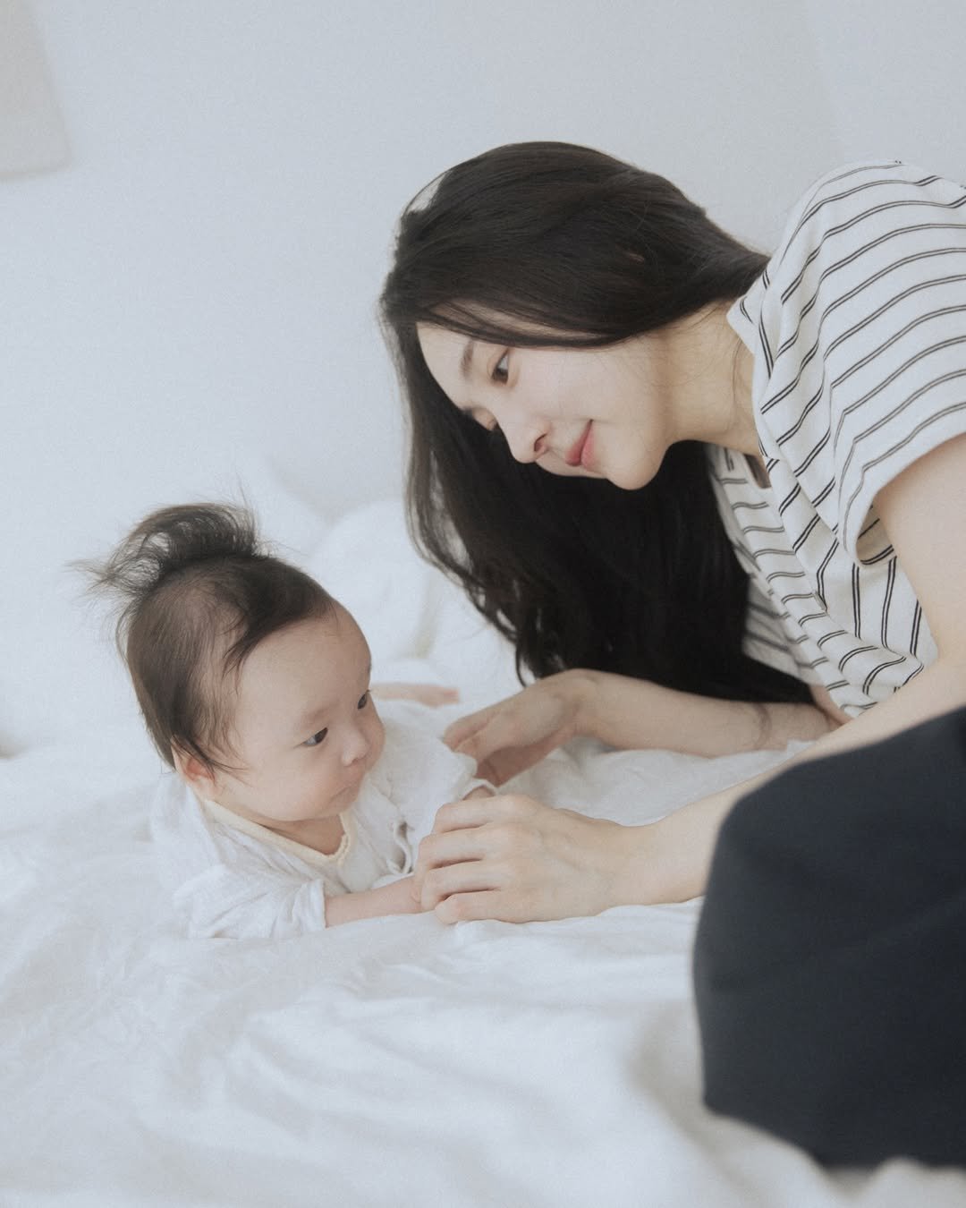 howyuldoing 게시물 이미지: 작가님께 받은 찐 최종 보정본 @onsnap__ 
벌써 그리워죽겠는 율이의...