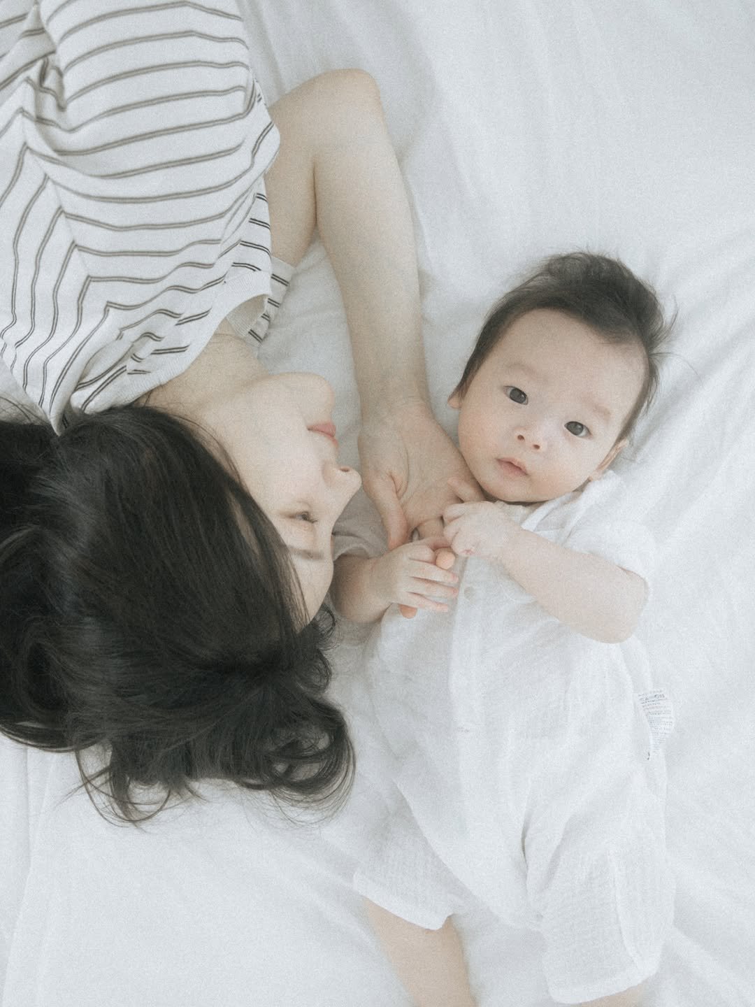 howyuldoing 게시물 이미지: 온스냅에서 담아주신 율이의 4개월🤍🫧
얼마 전인데도 벌써 훌쩍 큰 것 같아서
엄마는...