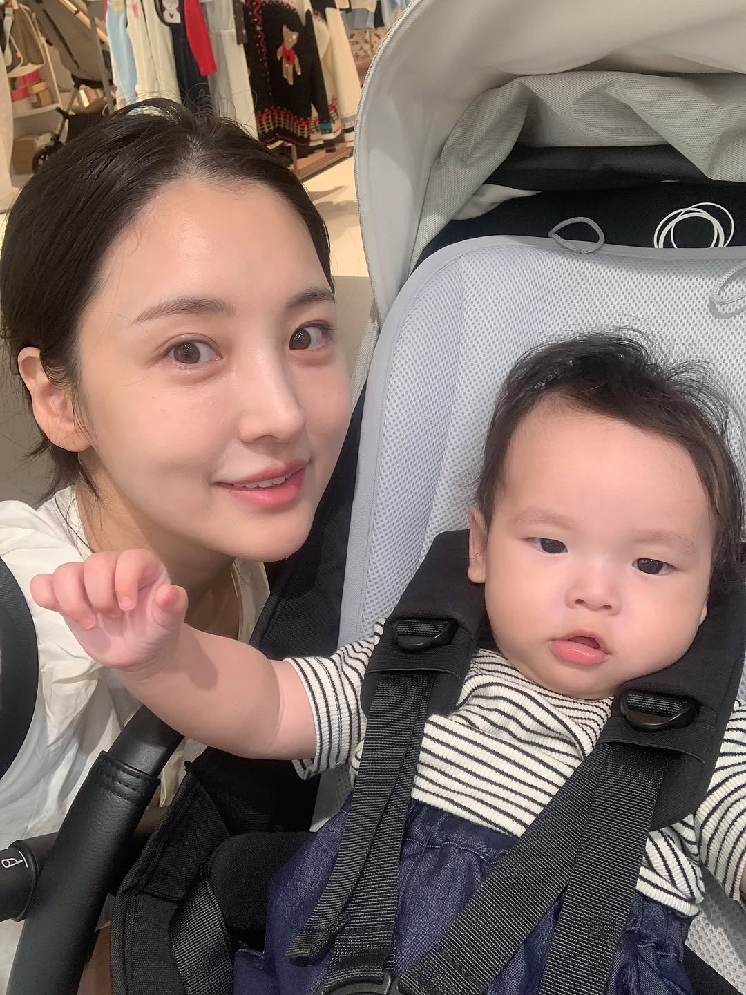 howyuldoing 게시물 이미지: 이때만 해도 반팔입었네 
바로 얼마 전인뎅..
시간 너무 빨라,,,🥲