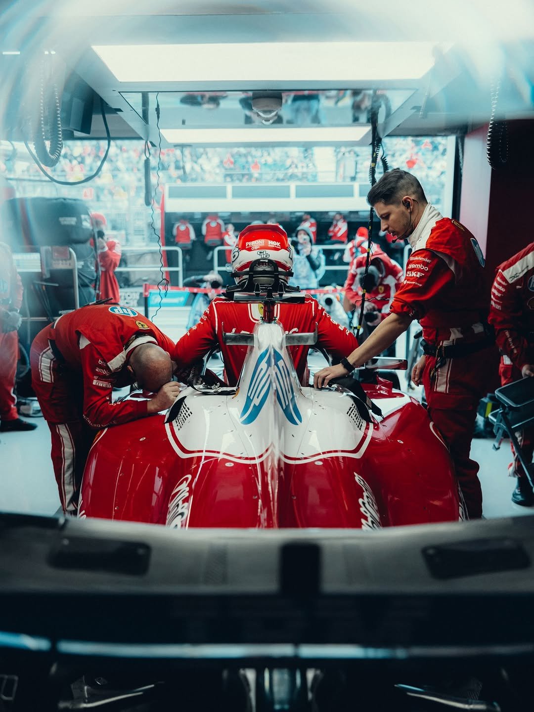 hp 게시물 이미지: The average pit stop lasts two seconds.

What...